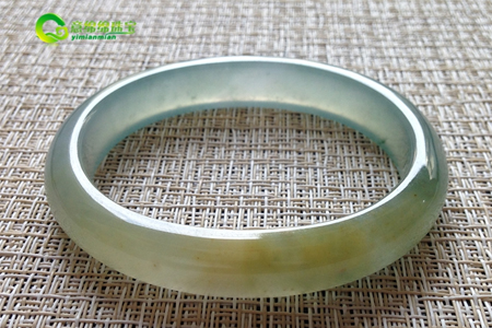 女性佩带翡翠手镯有什么优点?