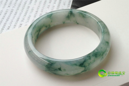 孕妈妈佩带翡翠手镯的利与弊