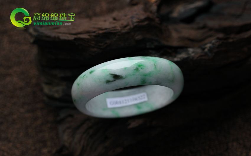 2013缅甸公盘翡翠原石价格上涨 成交价张狂