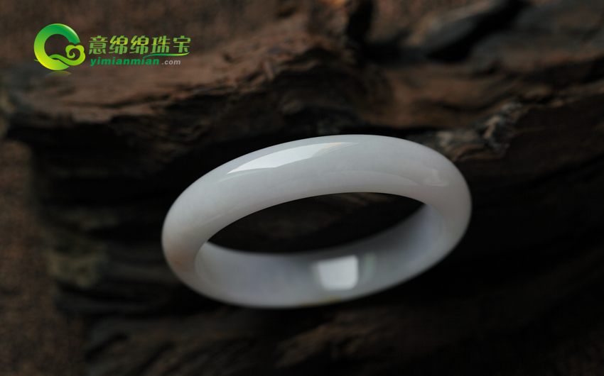 近几年翡翠价格疯涨 其价格规范难寻 成为保藏宠儿