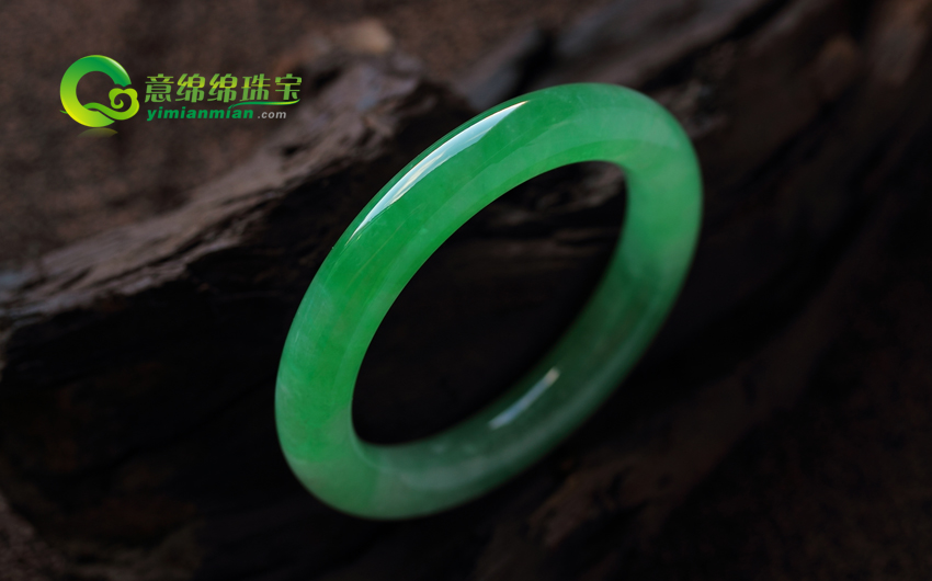美丽内敛的翡翠玉石 穿越千年的通透清凉  第2张