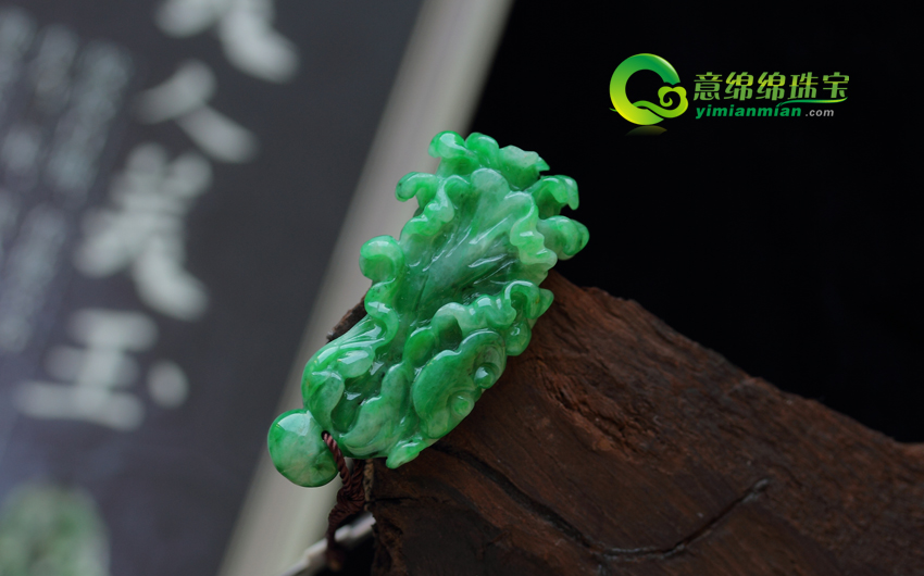 美丽内敛的翡翠玉石 穿越千年的通透清凉  第1张