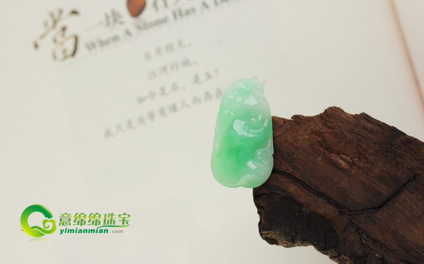 翡翠玉石翠性是判别翡翠真假的重要标志之一