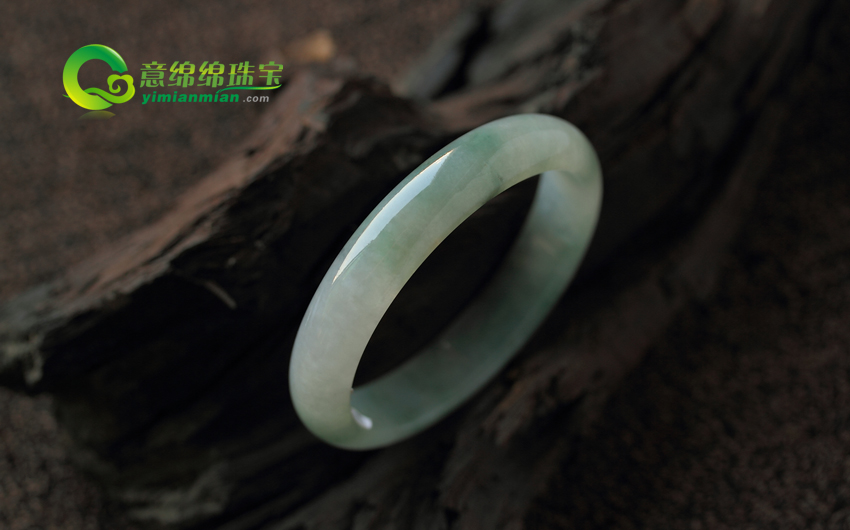 色亮彩润老坑种翡翠手镯 扫除瑕疵方可得