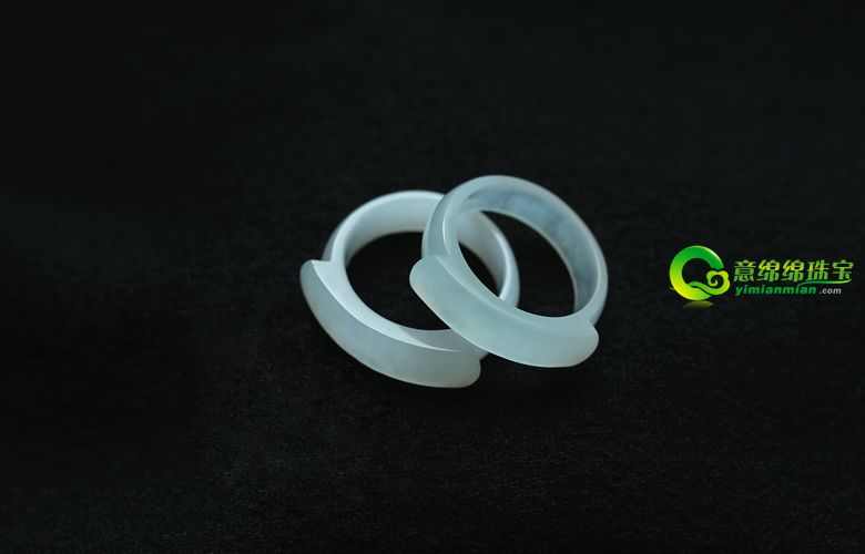 精心保养翡翠情侣戒 HOLD住浓浓真爱