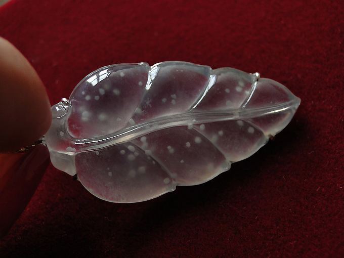 手镯田玉和翡翠哪个凉讨论翡翠的内部瑕疵对其质量和价格有影响么