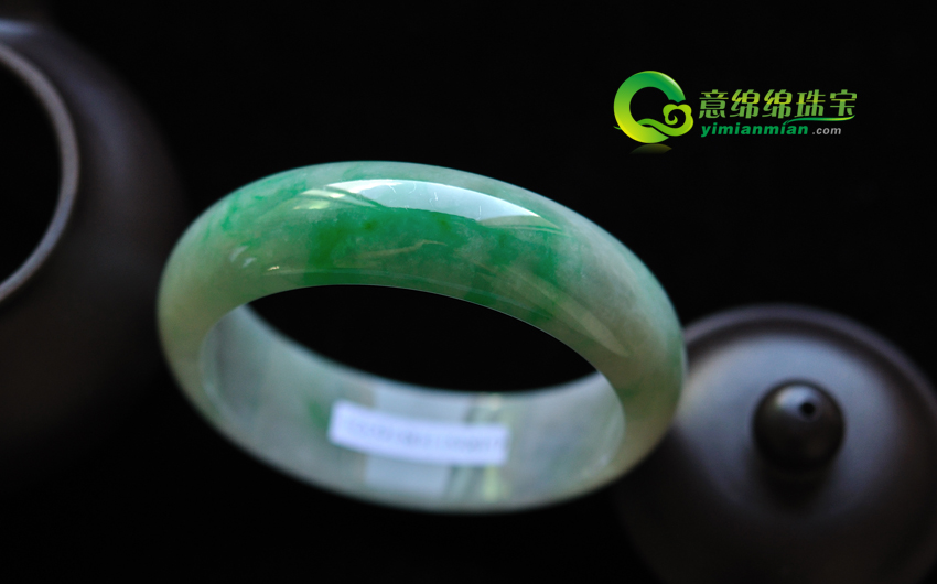 翡翠的绿色 回答为何翡翠色彩在佩带进程中会改动  第2张