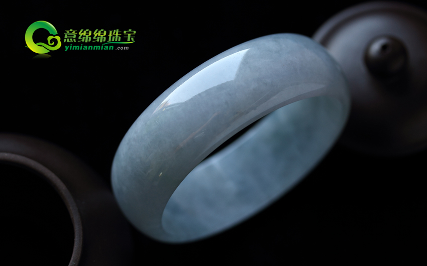 面临琳琅满目的翡翠手镯 顾客该怎样判定真伪  第2张