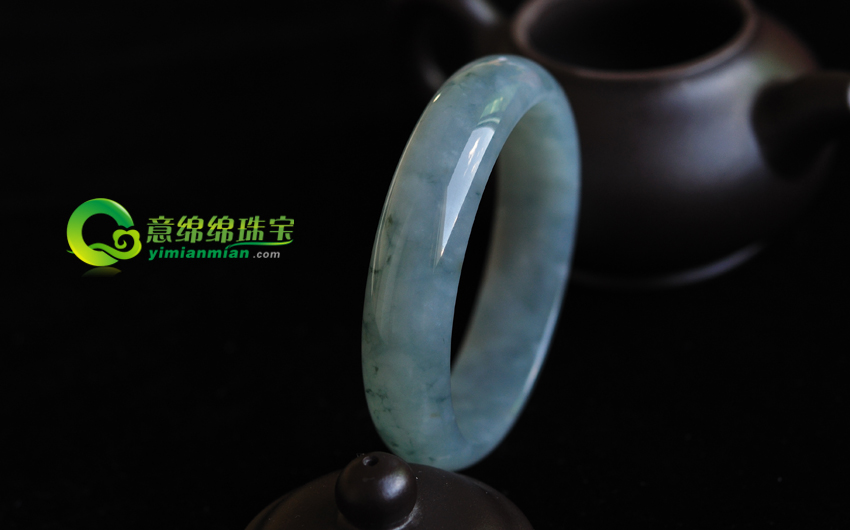 冰种翡翠玉镯价格差异大 详解手镯形状对其价格的影响  第2张