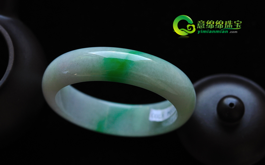 翡翠手镯从购买到佩带怎样来保养 这儿都有哦  第2张