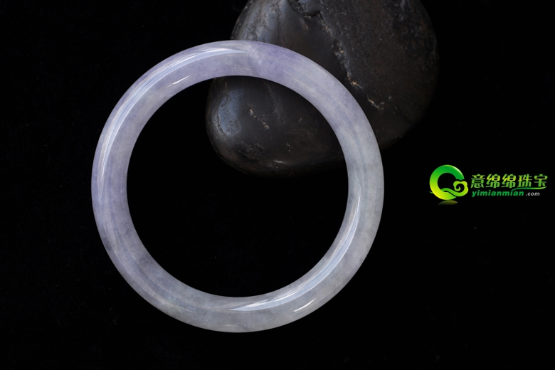 详解天然光线在购买翡翠时的重要性和光线对翡翠的影响  第2张