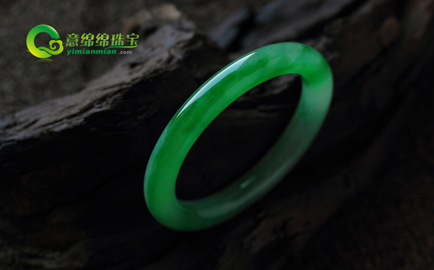 浅谈不同色彩的翡翠手镯的价格  第1张