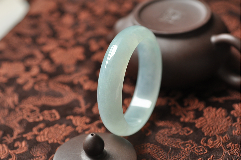 油青翡翠鉴别翡翠手镯保养要做好哪些作业 学习翡翠手镯的保养经  第2张