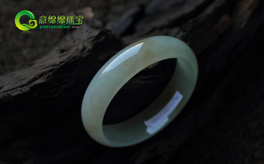 翡翠手镯的保养不但包含清洁还有保存保修等方面  第2张