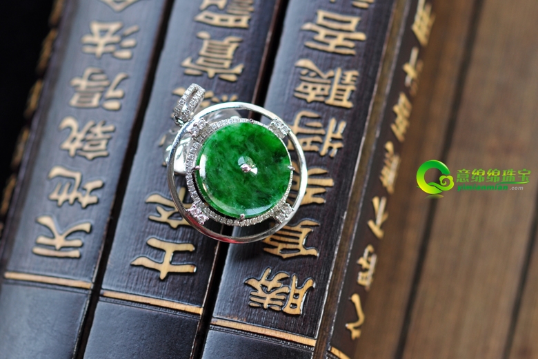 浅谈翡翠玉器的艺术感染力价值 装修佩戴作用价值  第1张