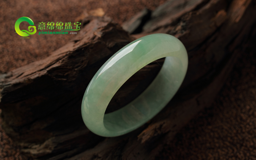 翡翠手镯第一次怎样佩带 详细的过程应该怎样  第1张