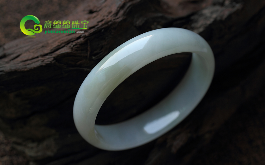 翡翠手镯第一次怎样佩带 详细的过程应该怎样  第2张