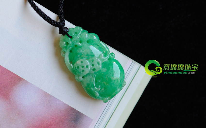 翡翠A货饰品变色的原理 长时间佩带使翡翠里边的铬铁元素发生了改变  第2张