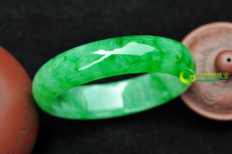 翡翠五颜六色的构成原因以及翡翠首要的物化成分  第2张