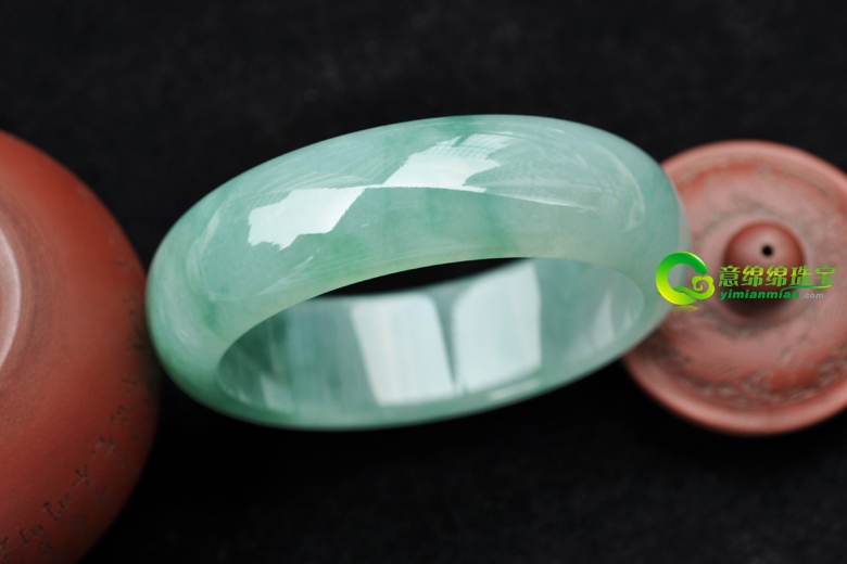 翡翠手镯水头好坏是要点 莹透脱俗水灵新鲜的最受人们喜欢  第2张