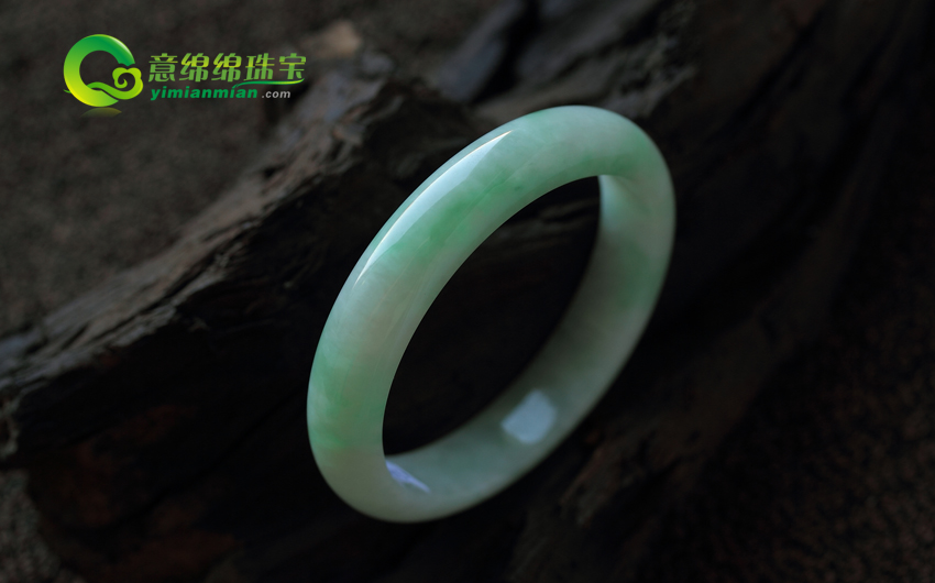 清幽美丽天然翡翠浅绿手镯 娥娜翩跹一见倾情  第2张