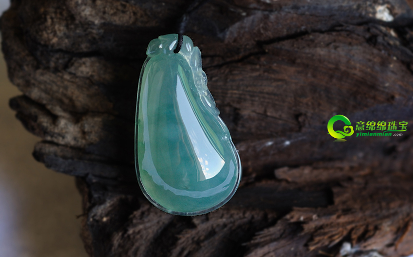 翡翠种田 油青翡翠通透莹翠 健康吉利人们佩带的不错之选  第1张