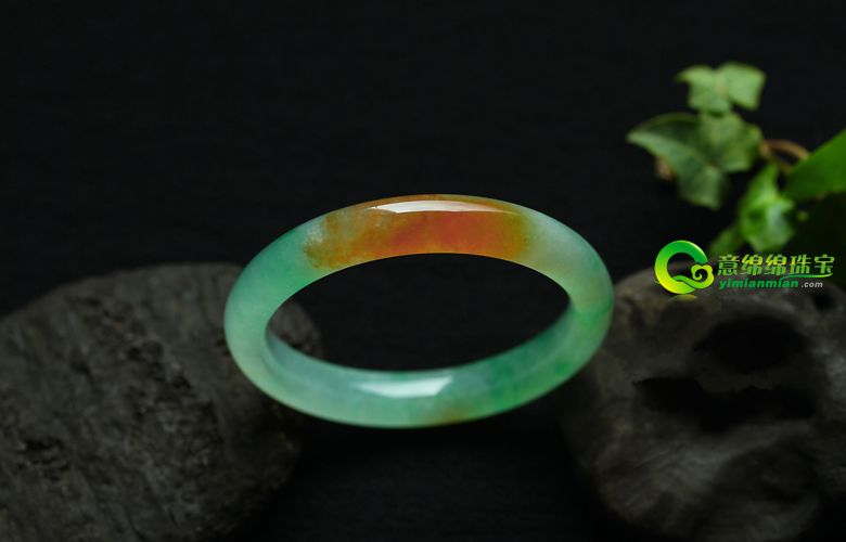 翡翠手镯的辨别 辨认翡翠手镯的真假 谨防假冒翡翠饰品  第1张