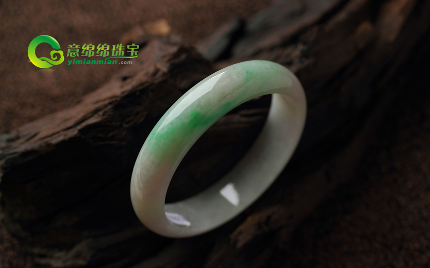 学习怎么选翡翠手镯的根本办法 懂得判别翡翠的好坏  第1张