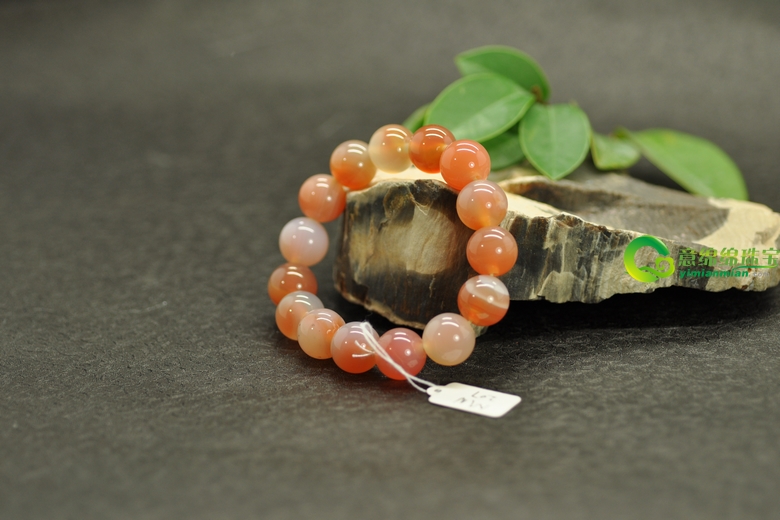 翡翠玛瑙各有异样的美 咱们一起来看看翡翠和玛瑙的差异  第2张