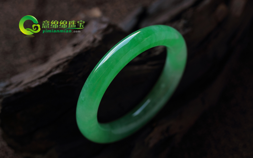魅力翡翠手镯详细有哪些分类 价格又是由什么要素决议的  第1张