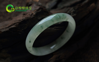 淡丽柔软缅甸翡翠A货飘花手镯  烘托翡翠女性温婉柔美的气质  第1张