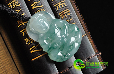 精巧透剔天然飘花翡翠观音 雕琢细腻充盈祥瑞之气  第2张
