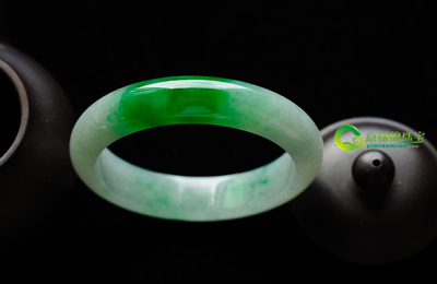 柔润高雅缅甸老坑翡翠玉镯 婉转灵秀活动着翡翠女性的靓丽风貌  第2张