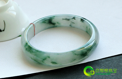 冰种飘花翡翠玉手镯 发出无法抵御的魅力  第2张