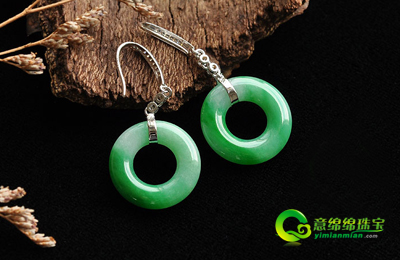 天然冰种翡翠饰品 展示十足女人味  第3张