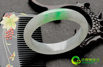 天然冰种翡翠饰品 展示十足女人味  第2张