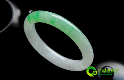 佩戴精巧翡翠玉镯 美好在腕间流动  第2张