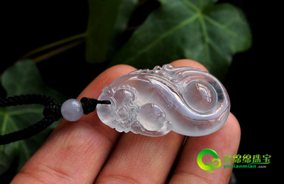 佩带翡翠满意吊坠 水润达人便是你  第2张