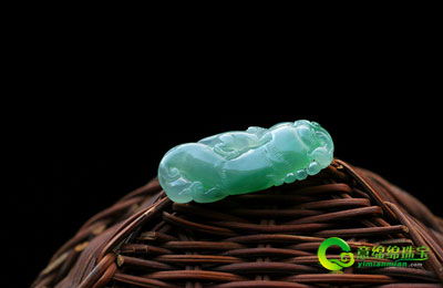 翡翠常识介绍：是否会越带越绿  第1张