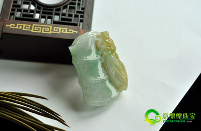 翡翠常识介绍：是否会越带越绿  第2张