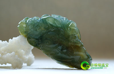 翡翠专业知识：翡翠起萤光的了解  第2张