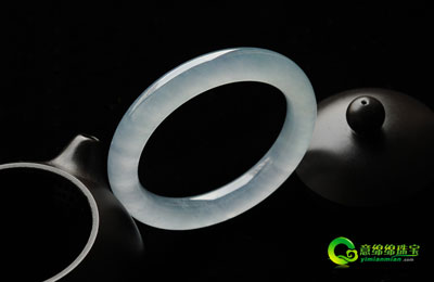 佩带天然翡翠 显示个人魅力  第1张