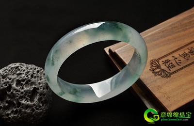 翡翠饰品受人钟意 入门级的鉴赏关键需注意  第2张