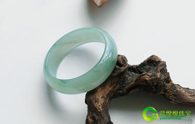 缅甸翡翠玉镯 价格涨幅惊人 出资保藏耗时间  第2张
