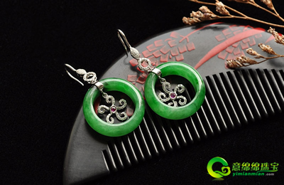 冰种翡翠耳环 古拙高雅间透露出时髦的气味  第2张