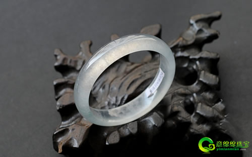 清亮光亮熠熠生辉的荧光翡翠手镯   第3张