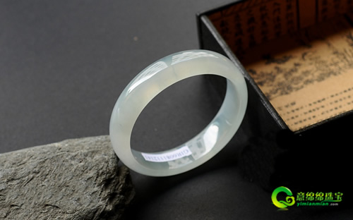 清亮光亮熠熠生辉的荧光翡翠手镯   第2张