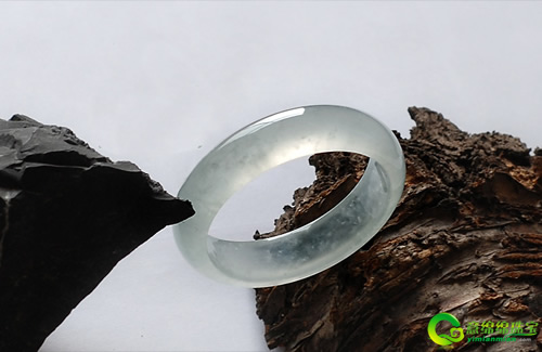 清亮光亮熠熠生辉的荧光翡翠手镯   第4张