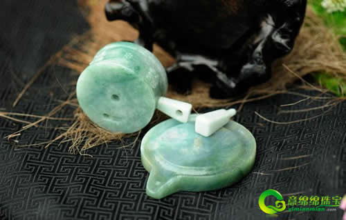 缅甸翡翠摆件-精雕细琢好运来  第1张