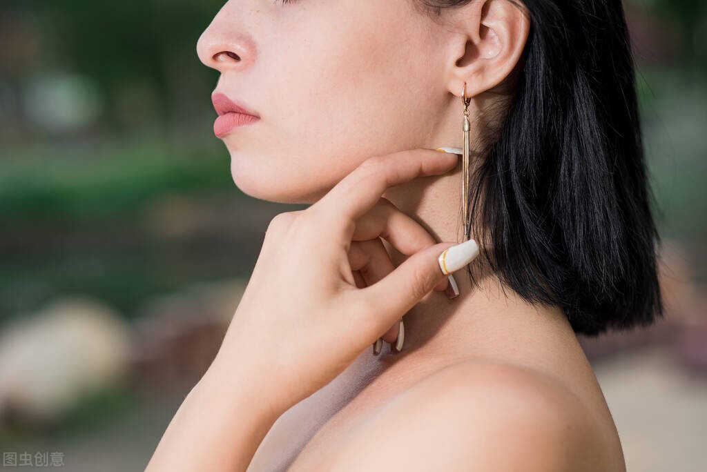 尽力挣钱为了更好的珠宝首饰调配，看起来富有但又不失内在  第3张